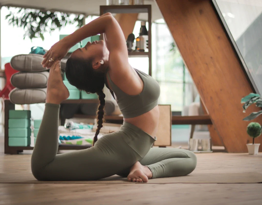 comment integrer le yoga dans votre routine quotidienne pour reduire le stress